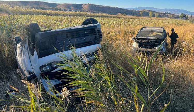 Kazada iki araç tarlaya uçtu!