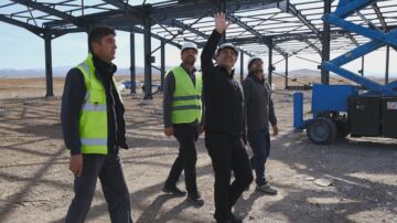 Fabrika inşaatında incelemelerde bulundu