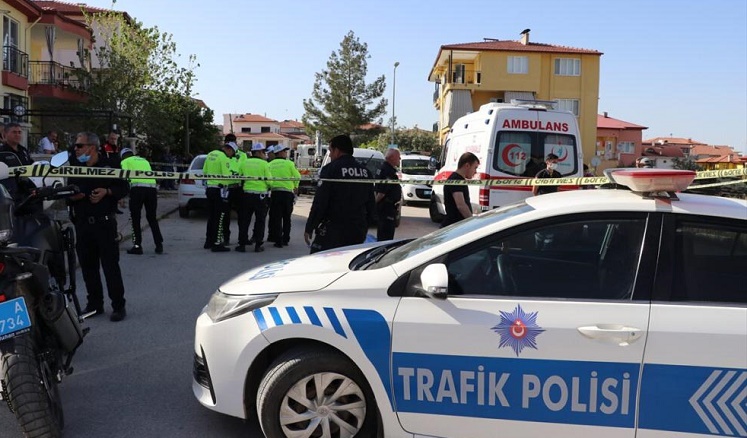 Otomobilin çarptığı çocuk kurtulamadı