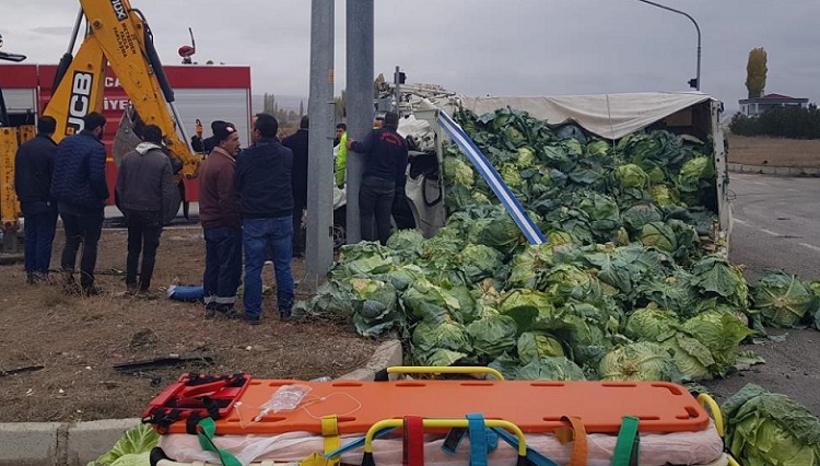 Lahana yüklü kamyonla çarpıştı!