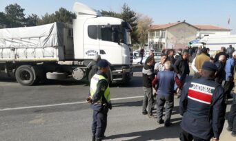 Çiftçiler karayolunu trafiğe kapattı