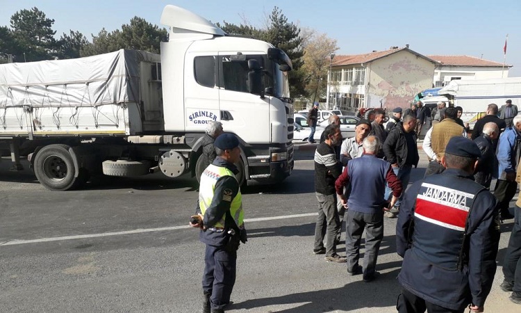 Çiftçiler karayolunu trafiğe kapattı