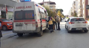 Otomobilin açılan kapısına çarptı