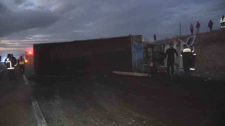 Tır devrildi! Yol trafiğe kapandı