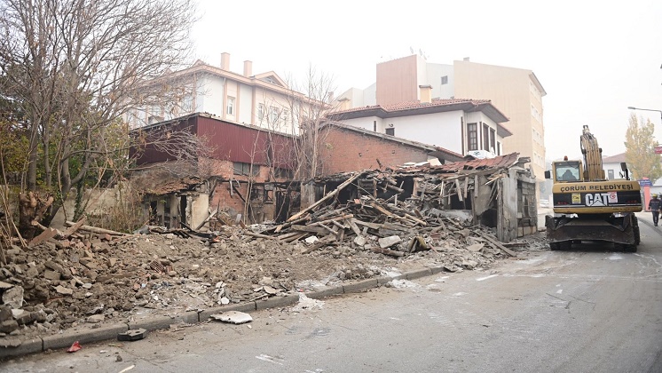 Tehlike arz eden metruk binalar yıkıldı