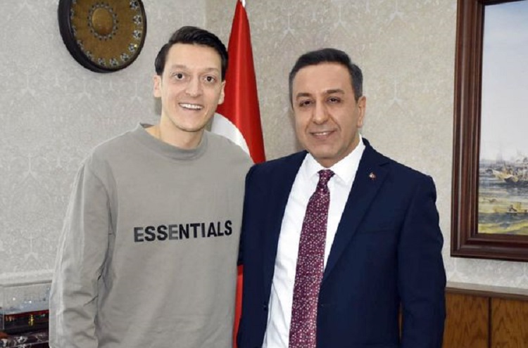 Mesut Özil Muhsin Dere’yi ziyaret etti