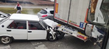 Otomobil tıra arkadan çarptı!