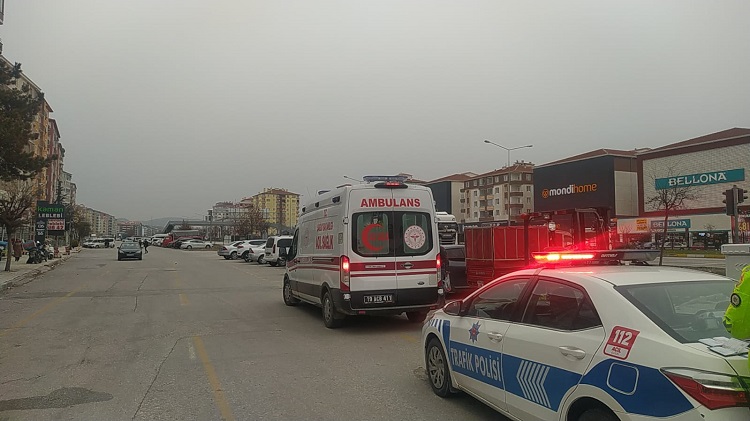 Kamyonet motosiklete çarptı 2 yaralı