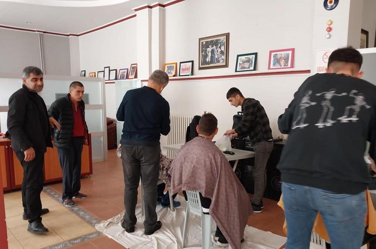 Engelli vatandaşlar ücretsiz tıraş oldu
