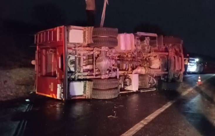 Yangına giden itfaiye aracı devrildi