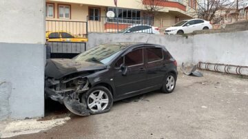 Otomobil okul bahçesine uçtu!