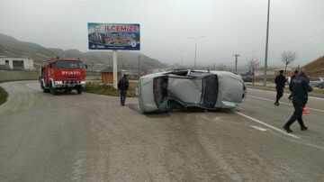 Aydınlatma direğine çarparak devrildi