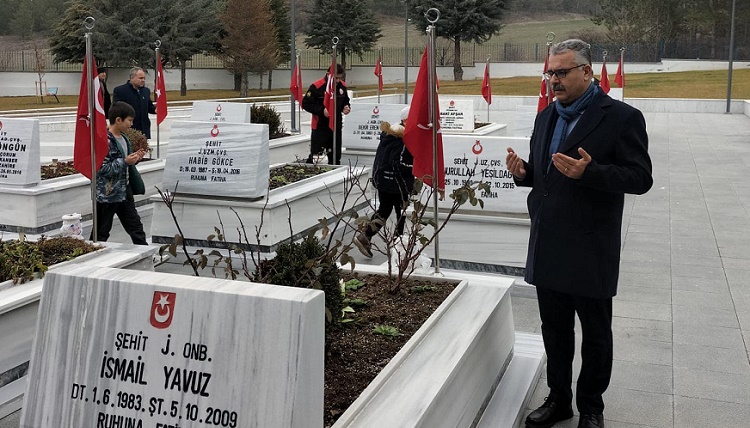 Şehitliği ziyaret ederek dua ettiler