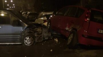 Park halindeki otomobillere çarptı