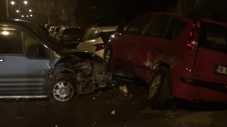 Park halindeki otomobillere çarptı