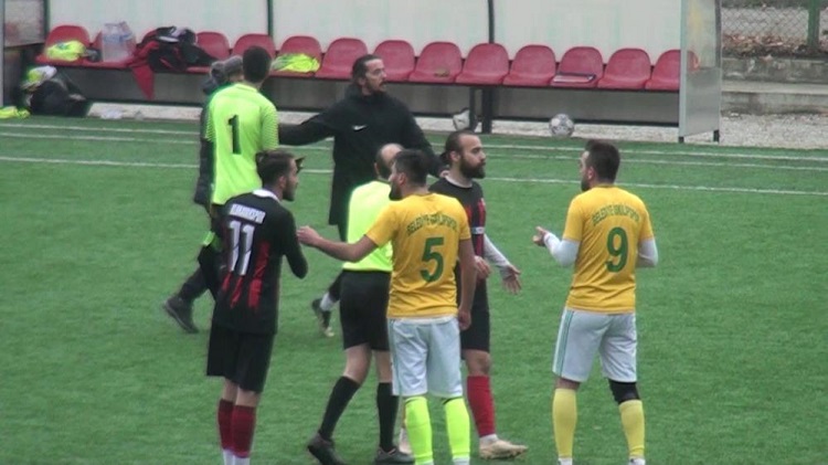 Futbolcu sahaya bıçakla döndü!