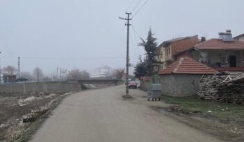 Yol ortasındaki direk kaldırılacak