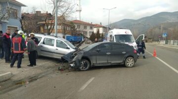 Otomobil park halindeki araca çarptı