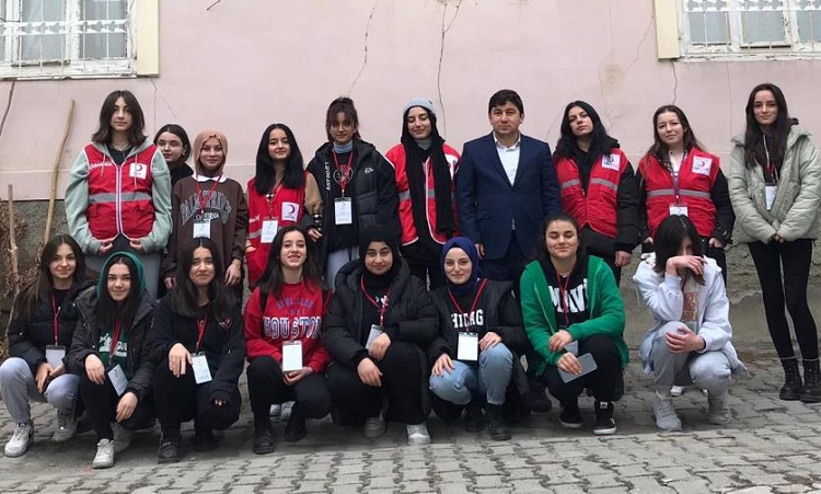 Genç Kızılaycılardan örnek davranış