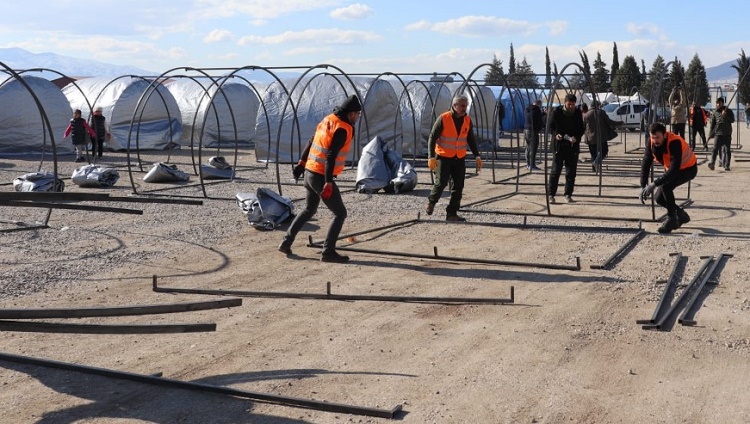 Deprem bölgesinde çadır kent kurdular