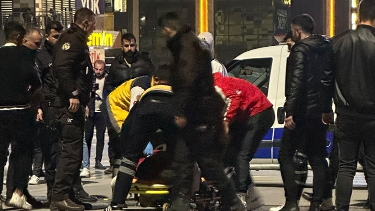 Meydanda bir genç bıçaklandı