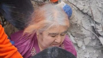 Yaşlı kadını enkazdan sağ kurtardılar