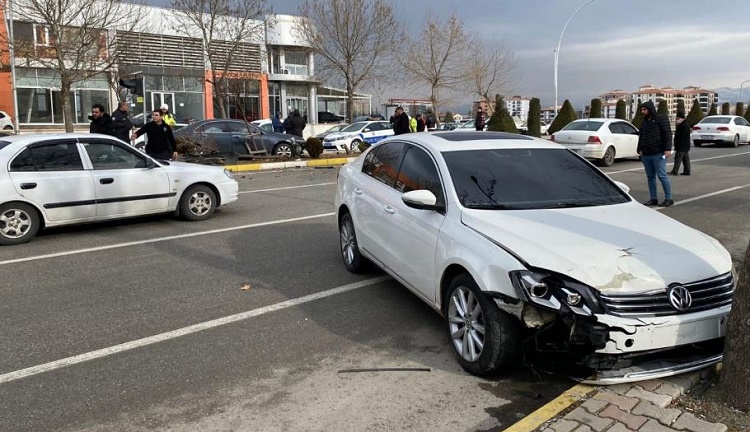 Zincirleme kazada yaya yaralandı