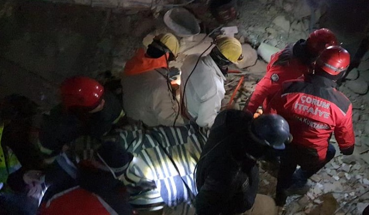 Çorum ekibi iki kişiyi sağ kurtardı