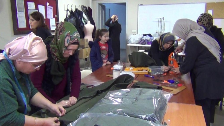 Onlar için kışlık kıyafet dikiyorlar