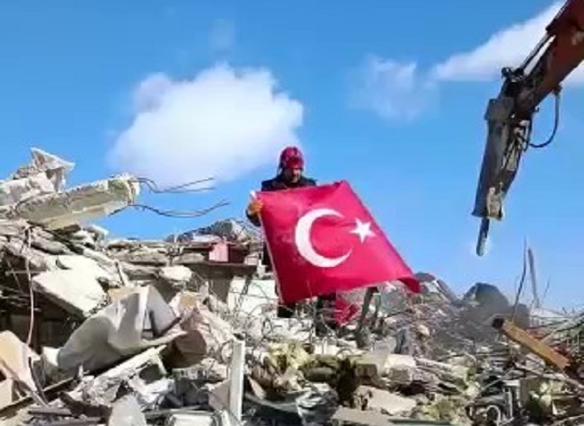 Afad ekibinin Türk bayrağı hassasiyeti