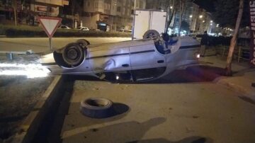 Kaza yaptı otomobili bırakıp kaçtı
