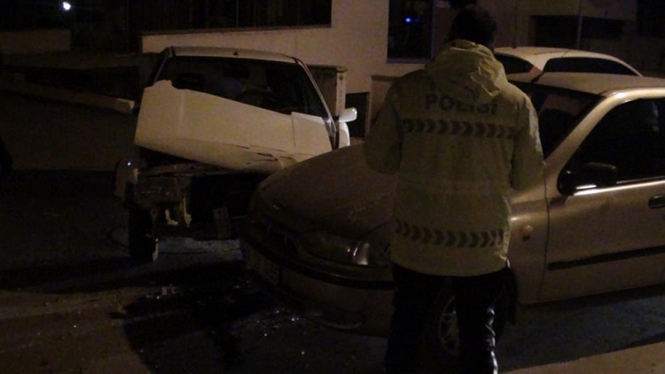 İki otomobil çarpıştı 1 kişi yaralandı