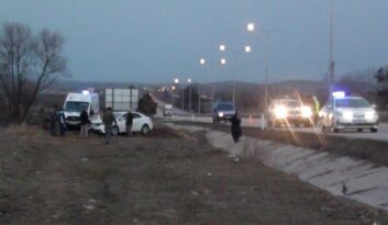 Tıra çarpan otomobil savruldu