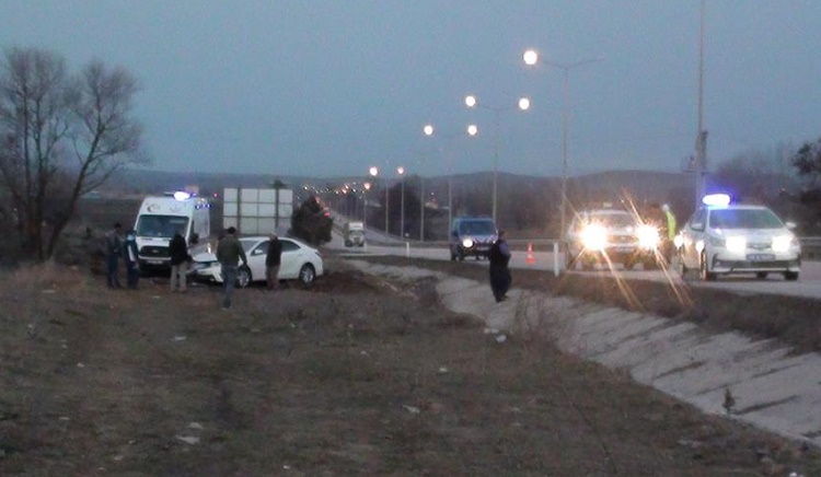 Tıra çarpan otomobil savruldu