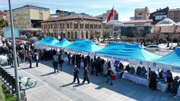 Depremzedeler için kermes düzenlediler