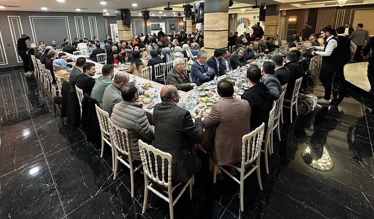 Ak Parti teşkilatı iftarda buluştu