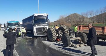 Yakıt yüklü tanker traktöre çarptı