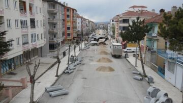 Eskiyen atık su hatları yenileniyor