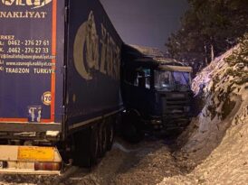 Kar yağışında tır hakimiyetini kaybetti