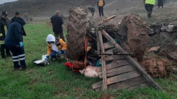 Devrilen traktörün altında can verdi