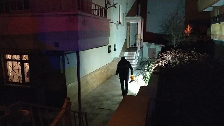 Ablasının evini pompalı ile kurşunladı