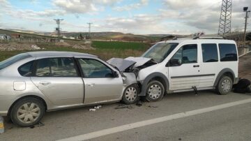 Otomobiller kafa kafaya çarpıştı