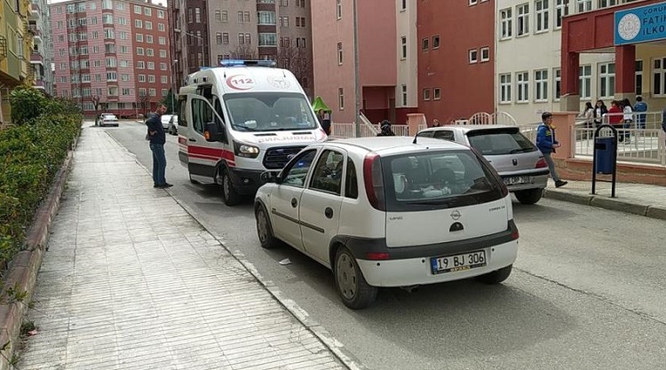 Okulun önünde otomobil çarptı