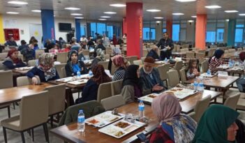 Depremzedeler iftarlarını yurtlarda açtı