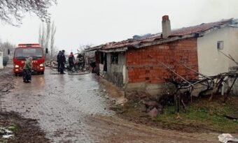 Yangında bir ev ve ahır yandı