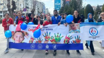 Otizm farkındalık yürüyüşü yaptılar