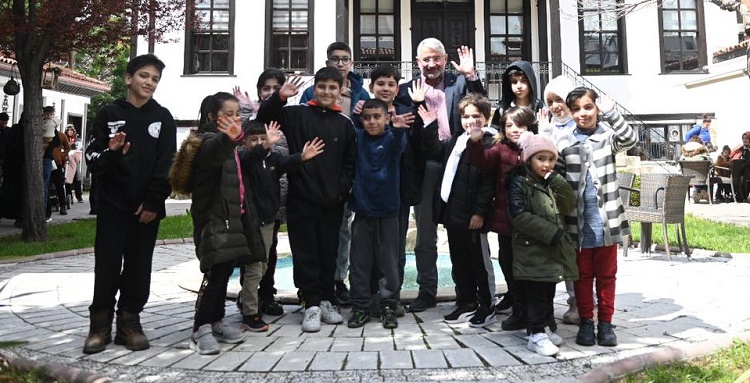 Bayram öncesi çocukların yüzü güldü