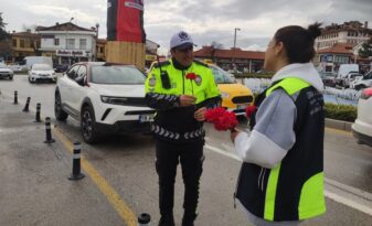 Görev başındaki polis memurlarına çiçek