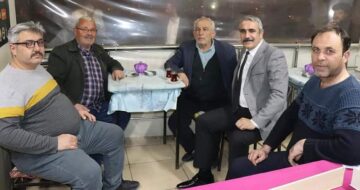 Namaz sonrası keyifli çay sohbeti
