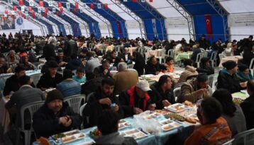 Her gün bin kişi aynı sofrada buluşuyor